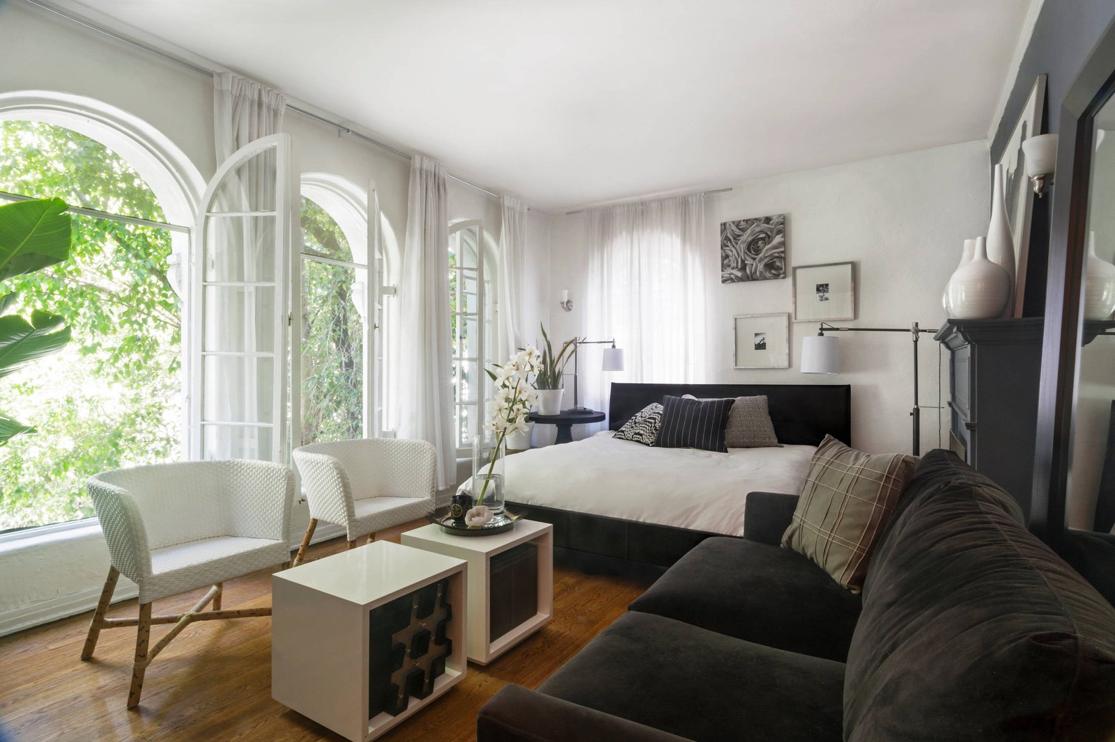 my houzz glam black and white style in a 550 square foot studio carolyn reyes img~5c119e620931a5fb 14 5940 1 ef356d4